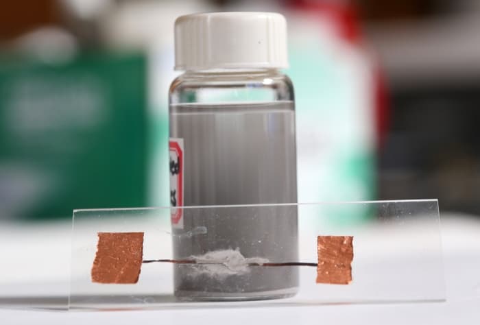 liquid-metal-particles-vial