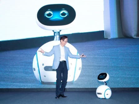 ASUS Zenbo interacts with ASUS Chairman on stage for Computex press event