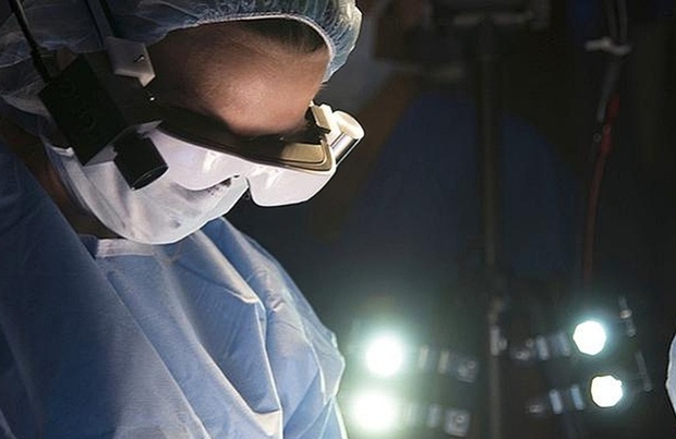 New_High-Tech_Glasses_Can_Detect_Cancer_Cells_During_Surgery_01